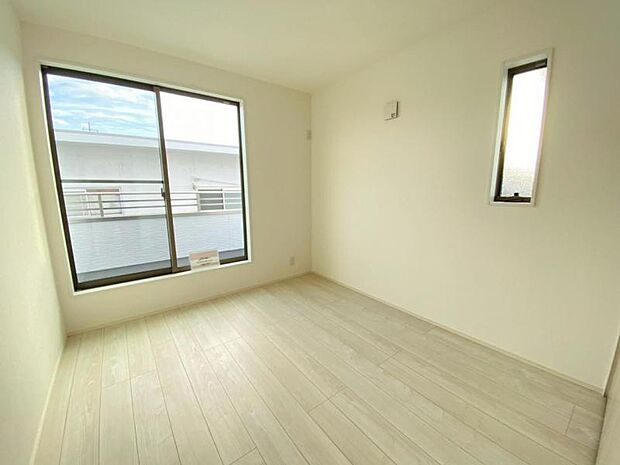 窓からたっぷりと陽光が注がれる、明るく快適なプライベート空間となっています。