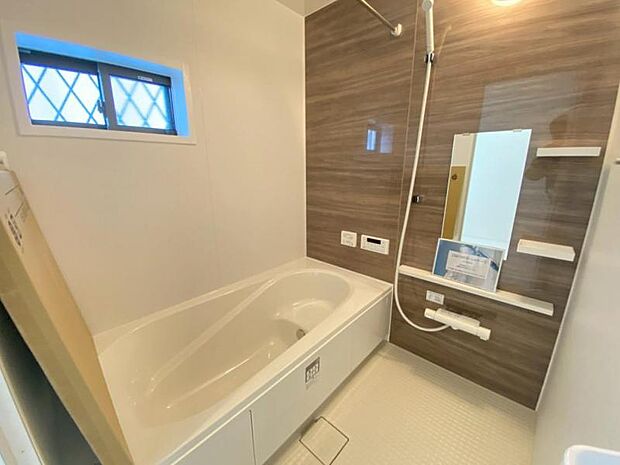 清潔感と和らぎあるカラーで統一し、ゆったりお使い頂ける柔らかな曲線で構成された、半身浴も楽しめるバスタブが心地よさをもたらします。