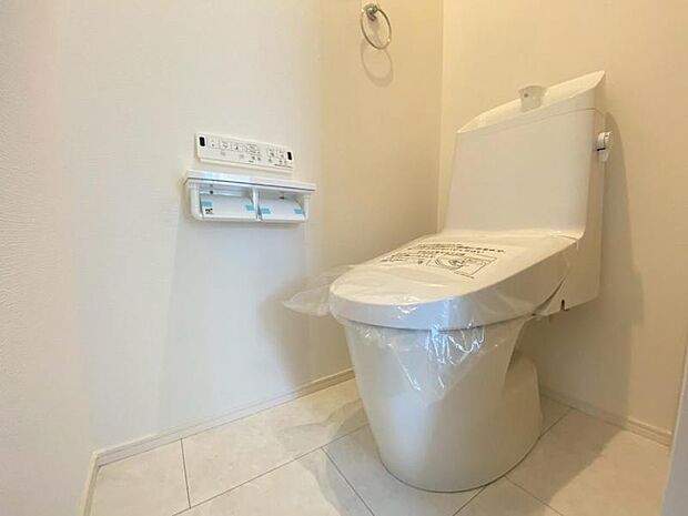 清潔感溢れるトイレ。落ち着いた空間で安らぎのひとときをお過ごしいただけます。