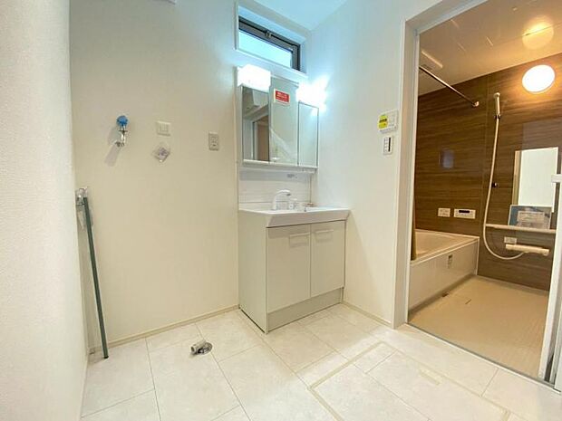 一日の始まりと終わりは洗面化粧台から。清潔感と機能性を備えたパウダールームです。