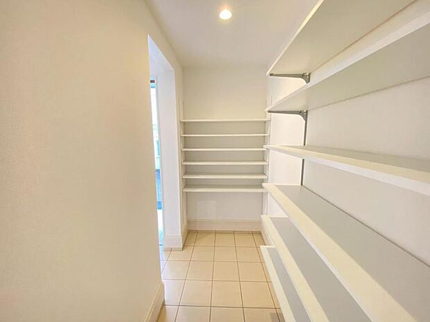 シューズクローゼットにはご家族みんなの靴をたっぷりの収納できます。