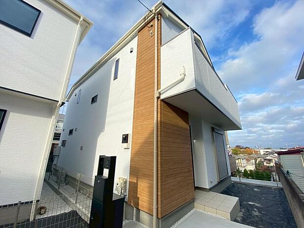 堂々たる趣ながら、主張し過ぎずどこか余裕を感じさせるフォルムで佇む邸宅は、晴天の空と照らし合わせる事で、本来あるべき完成形の姿を見せてくれます。