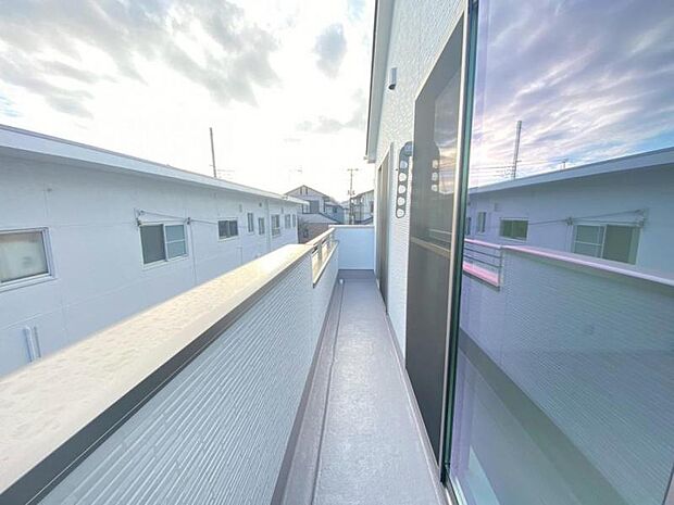 太陽の光と共存するライトカラーのバルコニー。2部屋をまたぐ広さは、梅雨時の貴重な晴れの日もまとめて干せる程の余裕があります。
