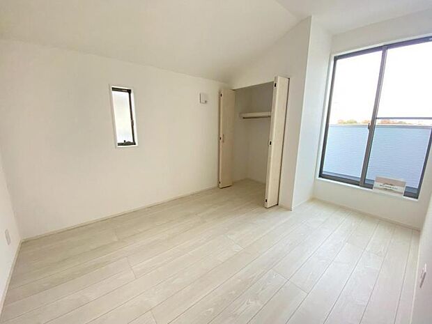 窓からたっぷりと陽光が注がれる明るい空間。時を忘れて過ごす場所として過ごせるお部屋にクローゼットをご用意。