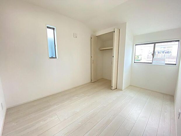 家族個々の安らぎの空間。誰もが好みで飾れるシンプルな室内に仕上げてあります。