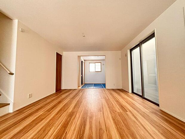 家族が集まるリビングは明るさが取れる設計に。続き間の和室はお子様を遊ばせるスペースとしても重宝します。