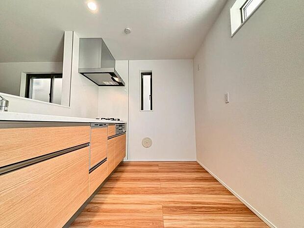 広々としたキッチンスペース。収納力のあるキッチンは料理が捗ります。カップボートや冷蔵庫を置いても十分なスペースができます。