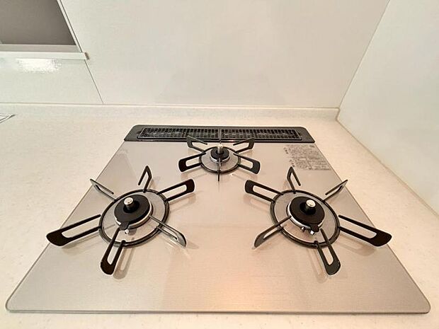 料理の幅を拡げてくれる三口コンロの使いやすいシステムキッチンを採用。