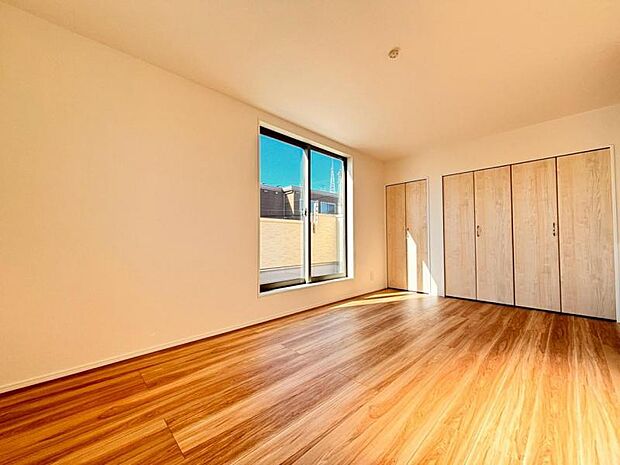 洋室8.44帖　充分な収納スペースを確保。居室内に余計な家具を置く必要がないので、シンプルですっきりとした暮らしが実現しています。