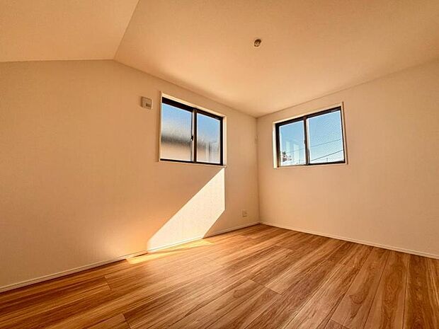 洋室6.13帖　窓から注がれる光で家族とのコミュニケーションも明るくなりそうな居室です。