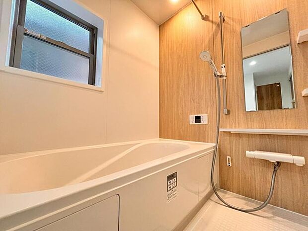 光に照らし出されたバスルーム。広い浴槽にゆっくりと身を沈め深く瞑想をすれば、また新たな活力が膨らんできます。