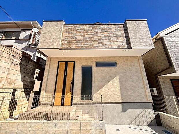 弘明寺駅から徒歩13分の立地。外観の美しさだけでなくそこに住まうご家族様の心地良さを最優先しています。