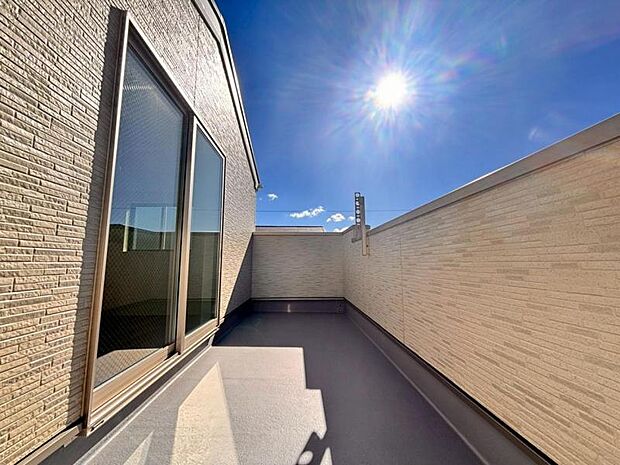 使い易いバルコニー。やわらかな陽射し・心地よい風。どこまでも広がる空の下、限りない開放感を味わえる空間です。