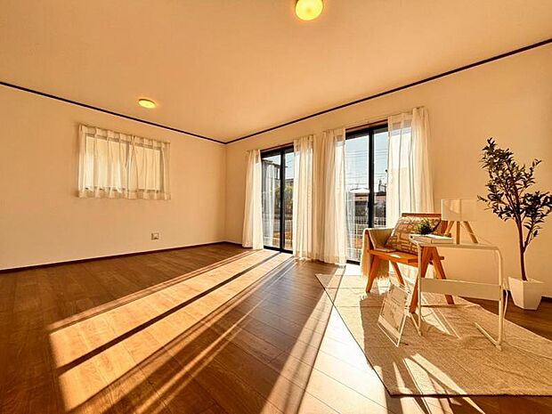 光と風があふれる開放的なリビングダイニングには、自然と家族みんなが集まってきます。