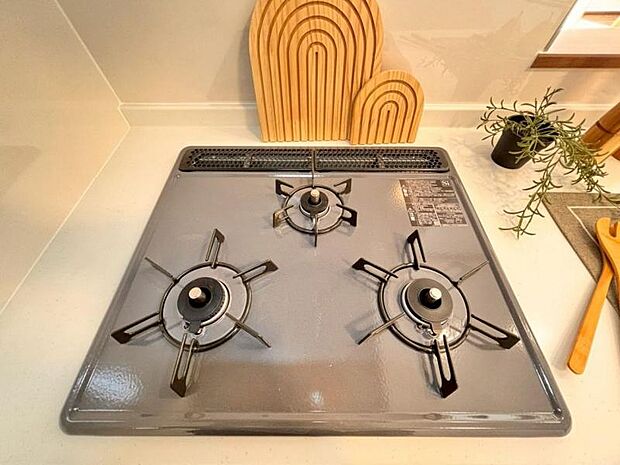 料理の幅を拡げてくれる三口コンロの使いやすいシステムキッチンを採用。