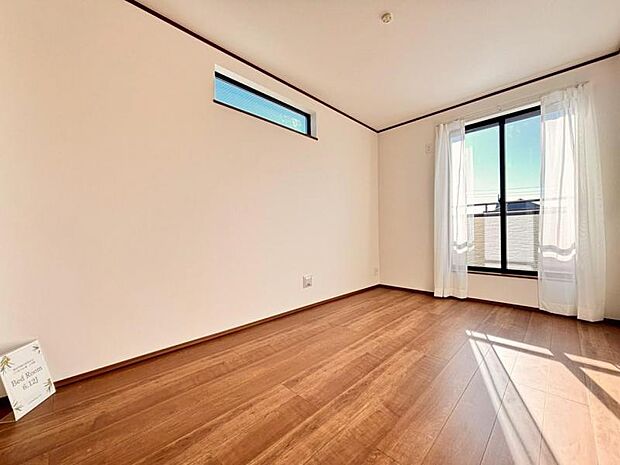 洋室6.12帖　大きな窓からたっぷりと陽光が注がれる明るい空間。日々の疲れを癒してくれる主寝室。