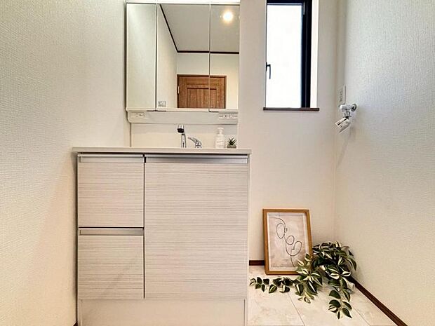 清潔感と機能性を備え、一日の始まりと終わりを心地よく演出してくれるパウダールームです。