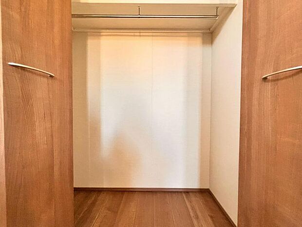 クローゼットには棚やハンガーパイプが付いており、スーツや上着などがスッキリ収納可能です。