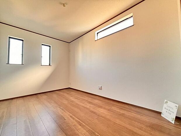 洋室6.12帖　家族個々の安らぎの空間。誰もが好みで飾れるシンプルな室内に仕上げてあります。