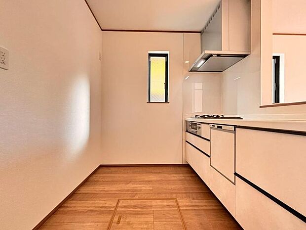 広々としたキッチンスペース。収納力のあるキッチンは料理が捗ります。カップボートや冷蔵庫を置いても十分なスペースができます。