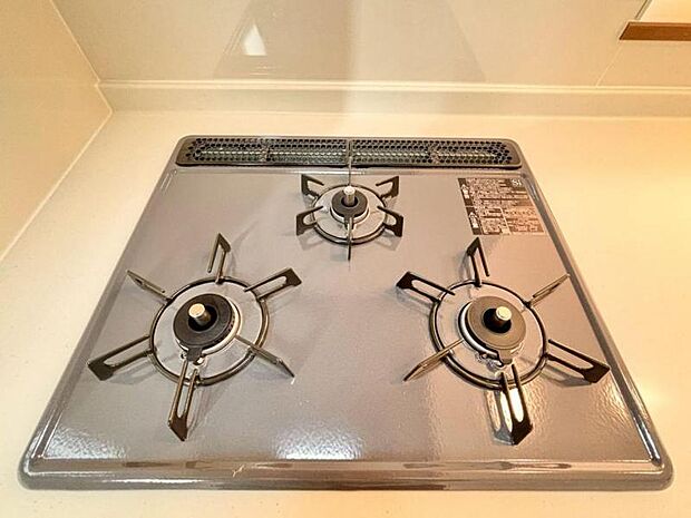 料理の幅を拡げてくれる三口コンロの使いやすいシステムキッチンを採用。