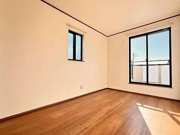 洋室6.0帖　大きな窓からたっぷりと陽光が注がれる明るい空間。日々の疲れを癒してくれる主寝室。