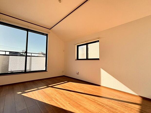 洋室6.0帖　窓からたっぷりと陽光が注がれる、明るく快適なプライベート空間となっています。