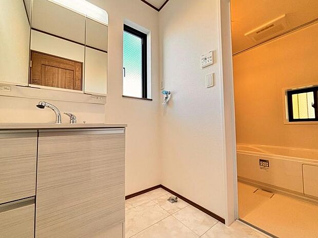 清潔感と機能性を備え、一日の始まりと終わりを心地よく演出してくれるパウダールームです。