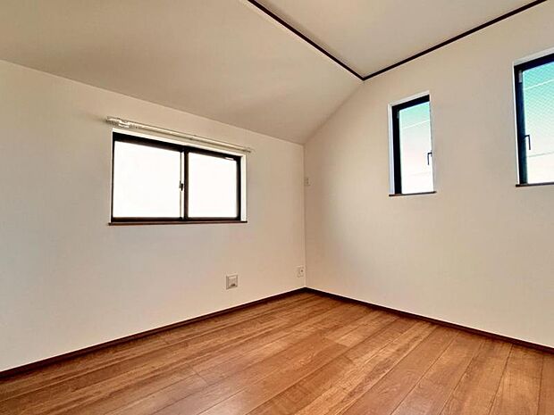 洋室5.25帖　家族個々の安らぎの空間。誰もが好みで飾れるシンプルな室内に仕上げてあります。