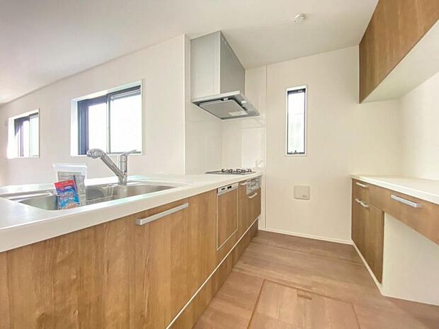 キッチンはリビングダイニングを見渡せる対面キッチン。引出し収納や棚上収納などにより、収納量がアップしております。