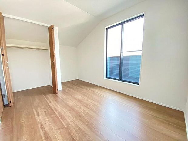 窓からたっぷりと陽光が注がれる、明るく快適なプライベート空間となっています。