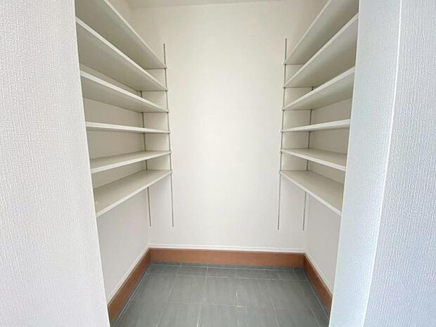 玄関は収納豊富なシューズクローゼットも完備。雑多な玄関でなくスッキリ空間としての家の顔にできるよう設計しました。