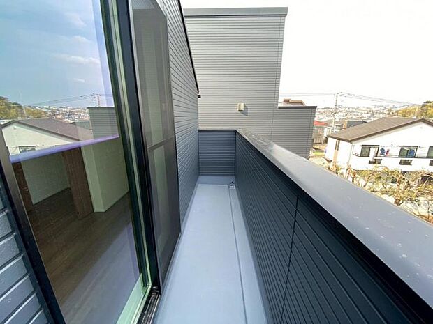 陽の光に照らされるバルコニーを、爽やかな涼風が吹き抜けていきます。