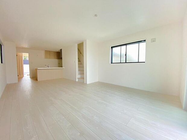 くつろげるリビングは話に夢中になりすぎて、ついつい時間を忘れてしまう。そんな束の間の幸せを感じさせてくれる場所です。