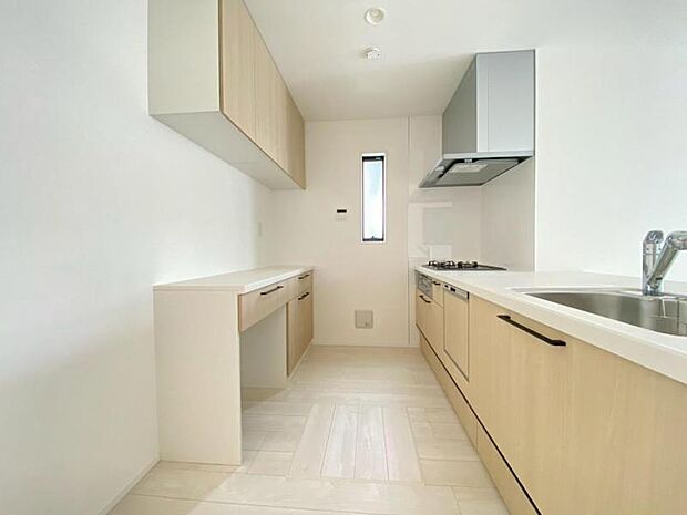 キッチンはリビングダイニングを見渡せる対面キッチン。引出し収納や棚上収納などにより、収納量がアップしております。