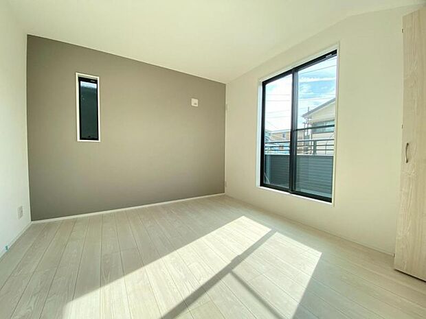 大きな窓からたっぷりと陽光が注がれる明るい空間。日々の疲れを癒してくれる主寝室。