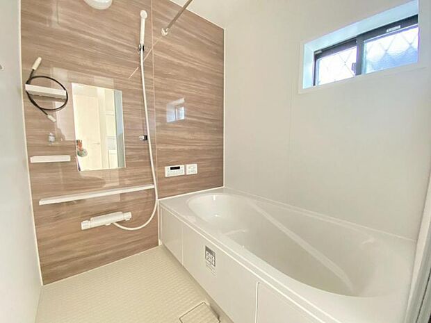 清潔感と和らぎあるカラーで統一し、ゆったりお使い頂ける柔らかな曲線で構成された、半身浴も楽しめるバスタブが心地よさをもたらします。