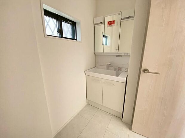 三面鏡の付いた洗面化粧台は、鏡面裏側にも機能的な収納を配置。普段使いの洗面小物やスキンケア用品などが衛生的に保管できます。