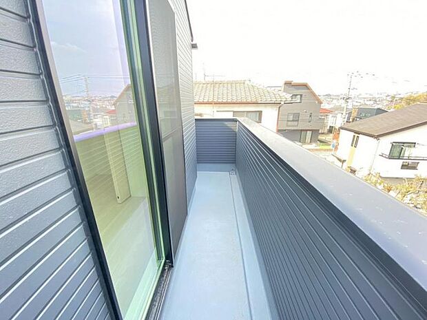 陽の光に照らされるバルコニーを、爽やかな涼風が吹き抜けていきます。