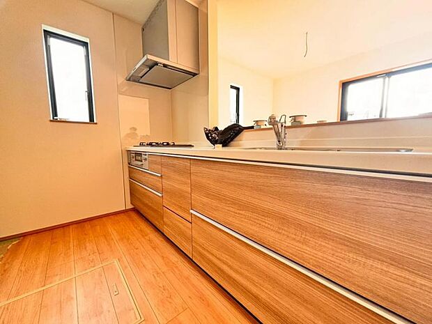 リビング全体が見渡せる対面式システムキッチン。食事の用意をしながら家族との会話も弾み笑顔溢れる空間です。（2025.12.19撮影）