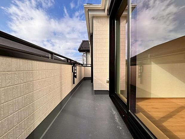 太陽の光と共存するライトカラーのバルコニー。2部屋をまたぐ広さは、梅雨時の貴重な晴れの日もまとめて干せる程の余裕があります。（2025.12.19撮影）