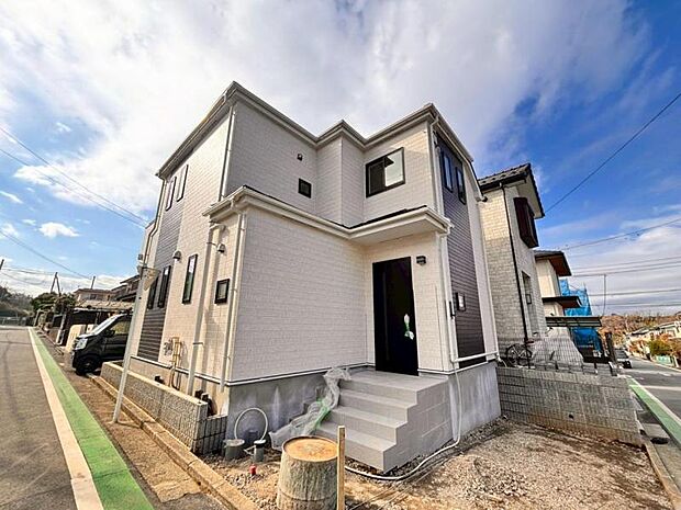 建物につながる駐車スペース。重いものの、荷物の出し入れも安心です。（2025.12.19撮影）