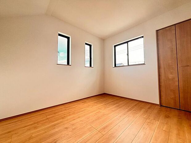 住まう方自身でカスタマイズして頂けるように「シンプル」にデザインされた室内。自由度が高いので家具やレイアウトでお好みの空間を創り上げられます。（2025.12.19撮影）