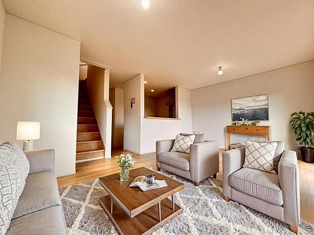 リビング（配置してある家具はCGによるイメージです）動線を繋ぐリビングイン階段で開放的な室内に挨拶の声が元気に響きます。