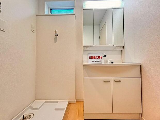 三面鏡の付いた洗面化粧台は、鏡面裏側にも機能的な収納を配置。普段使いの洗面小物やスキンケア用品などが衛生的に保管できます。