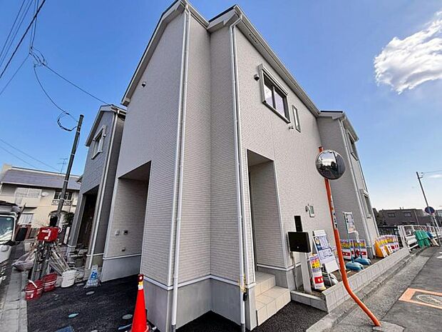 街に溶けこみ美しい景観を生み出すこの邸宅は、採光や風通しまで考え抜いて造りあげました。