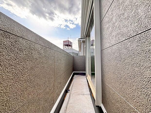 陽の光に照らされるバルコニーを、爽やかな涼風が吹き抜けていきます。（2026.1.30撮影）