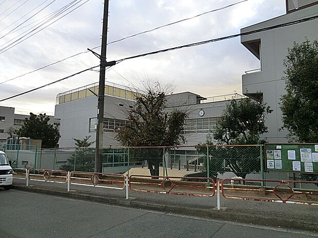 横浜市立野庭すずかけ小学校 190m