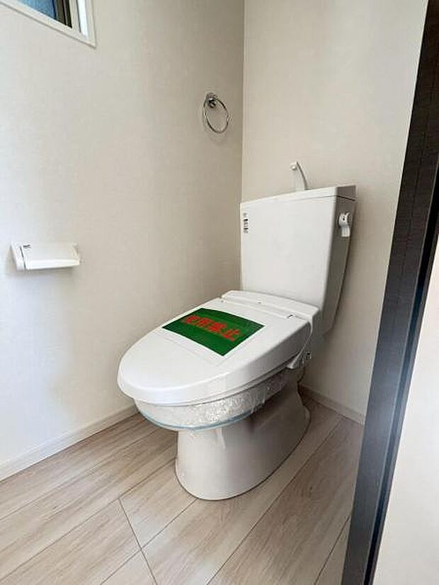 清潔感溢れるトイレ。落ち着いた空間で安らぎのひとときをお過ごしいただけます。