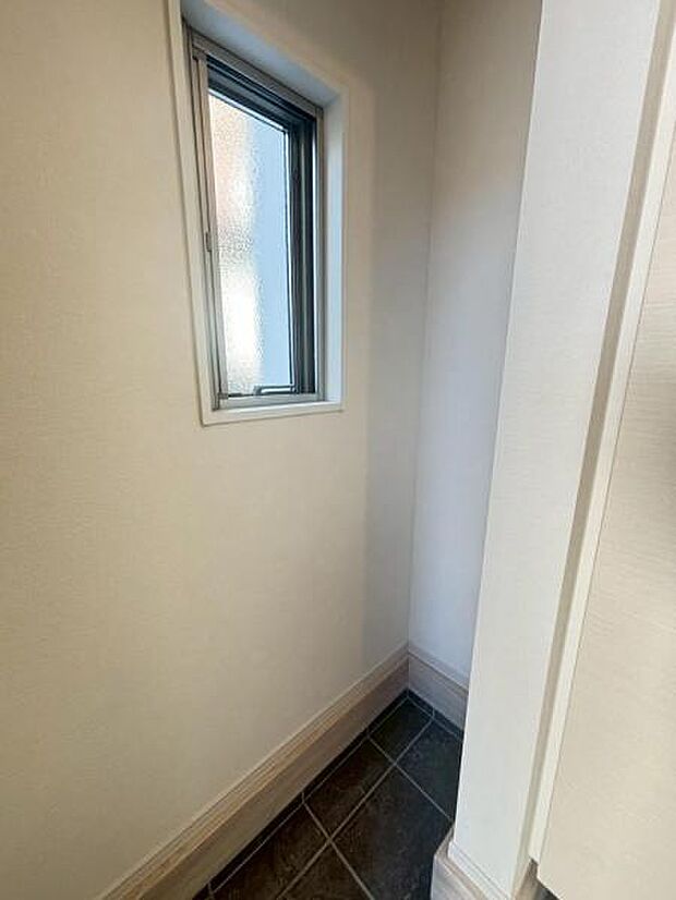 玄関は収納豊富なシューズクローゼットも完備。雑多な玄関でなくスッキリ空間としての家の顔にできるよう設計しました。